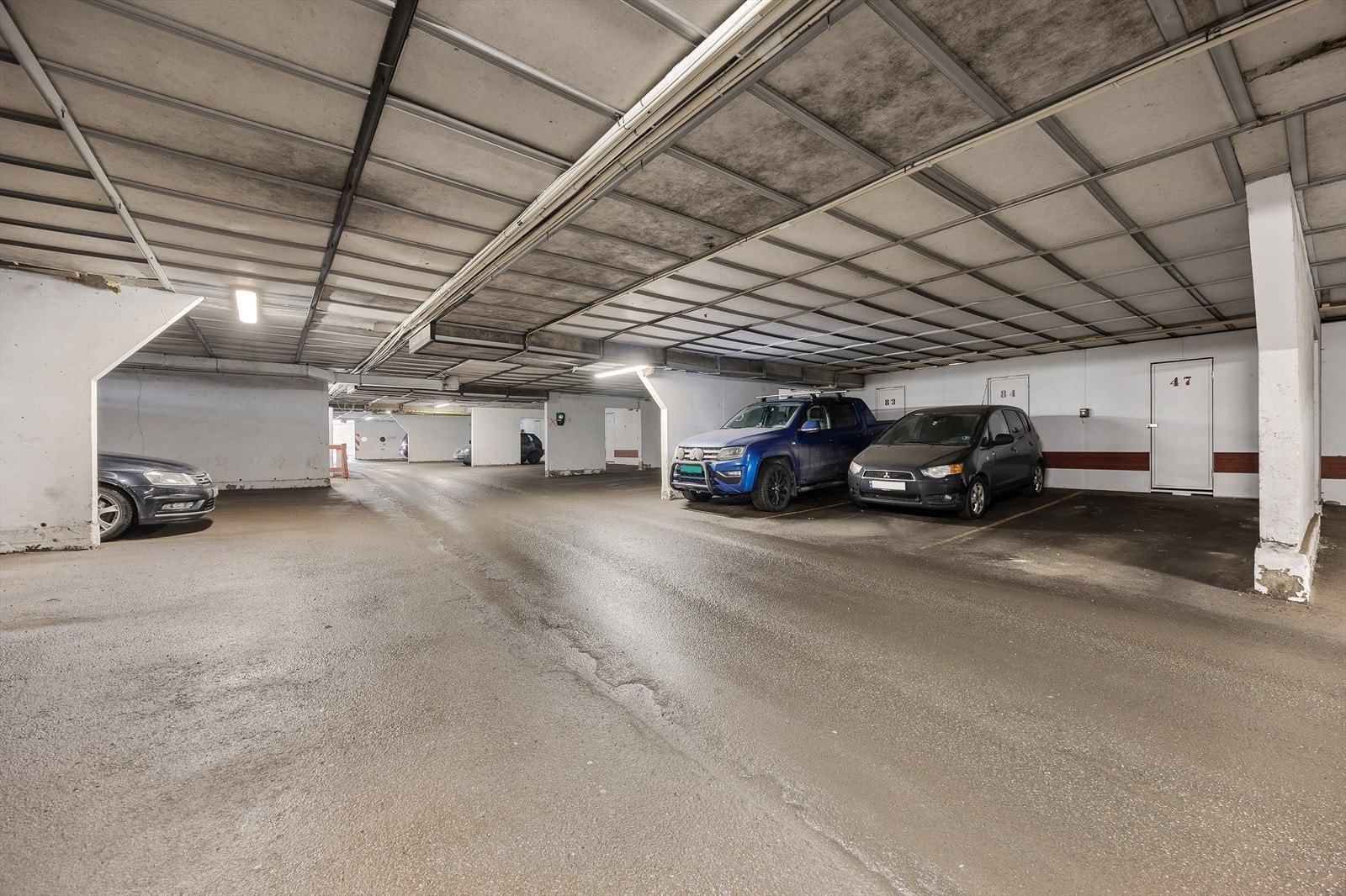 Leiligheten disponerer tre boder for ekstra lagring, to i etasjen og en i 1. etasje. Galleribilde