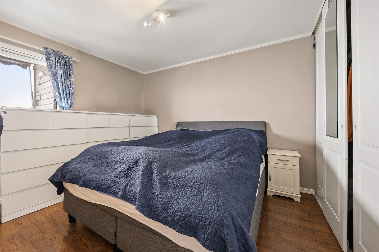 Soverommet har god plass til dobbeltseng og oppbevaringsmøbler. Galleribilde