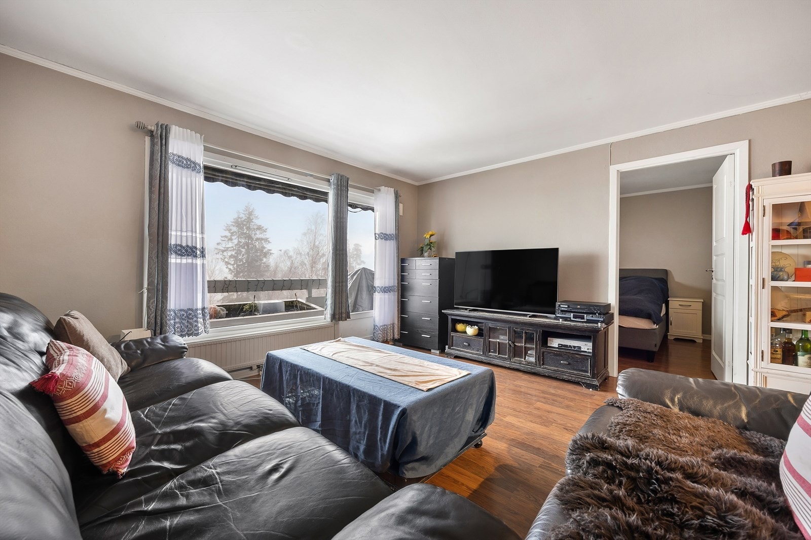 Vinduer med isolerglass slipper inn godt med lys og er rammet inn i tre. Galleribilde