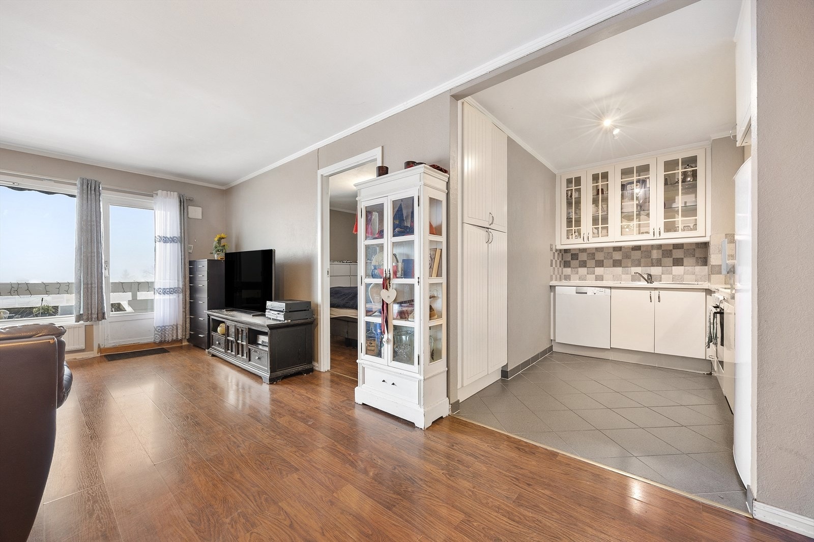 Kjøkkenet ligger i åpen løsning med stuen, noe som skaper en sosial atmosfære. Galleribilde