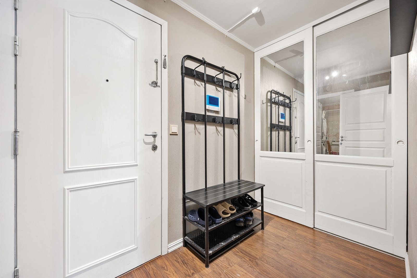 Inngangspartiet har en praktisk entré med plass til yttertøy og sko. Galleribilde