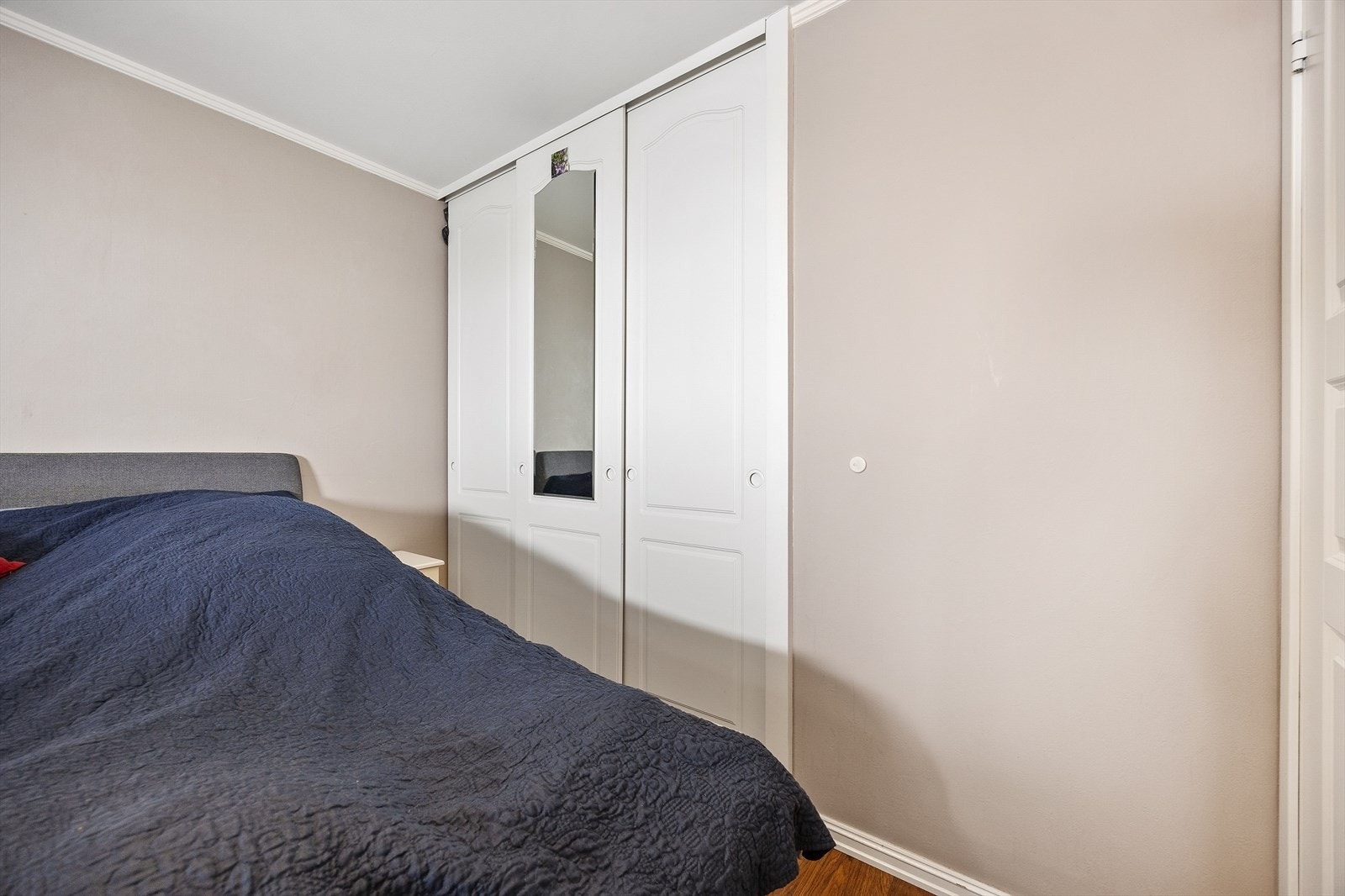 Rommet har godt med garderobeplass i en romslig skyvedørsgarderobe. Galleribilde