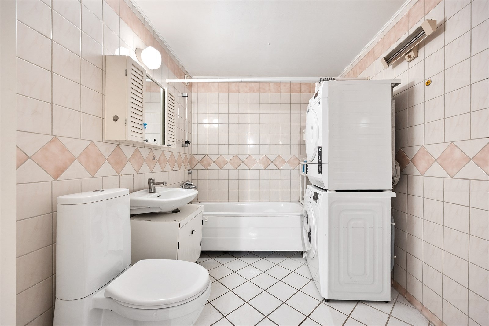 Flislagt bad fra 2009, innredet med badekar, servantseksjon og toalett. Galleribilde