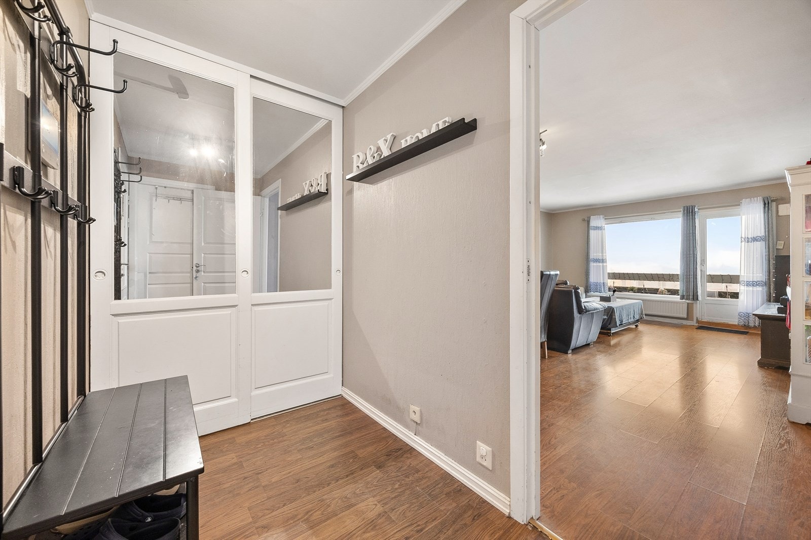 Fra entreen kommer du direkte inn i leilighetens sosiale sone. Galleribilde