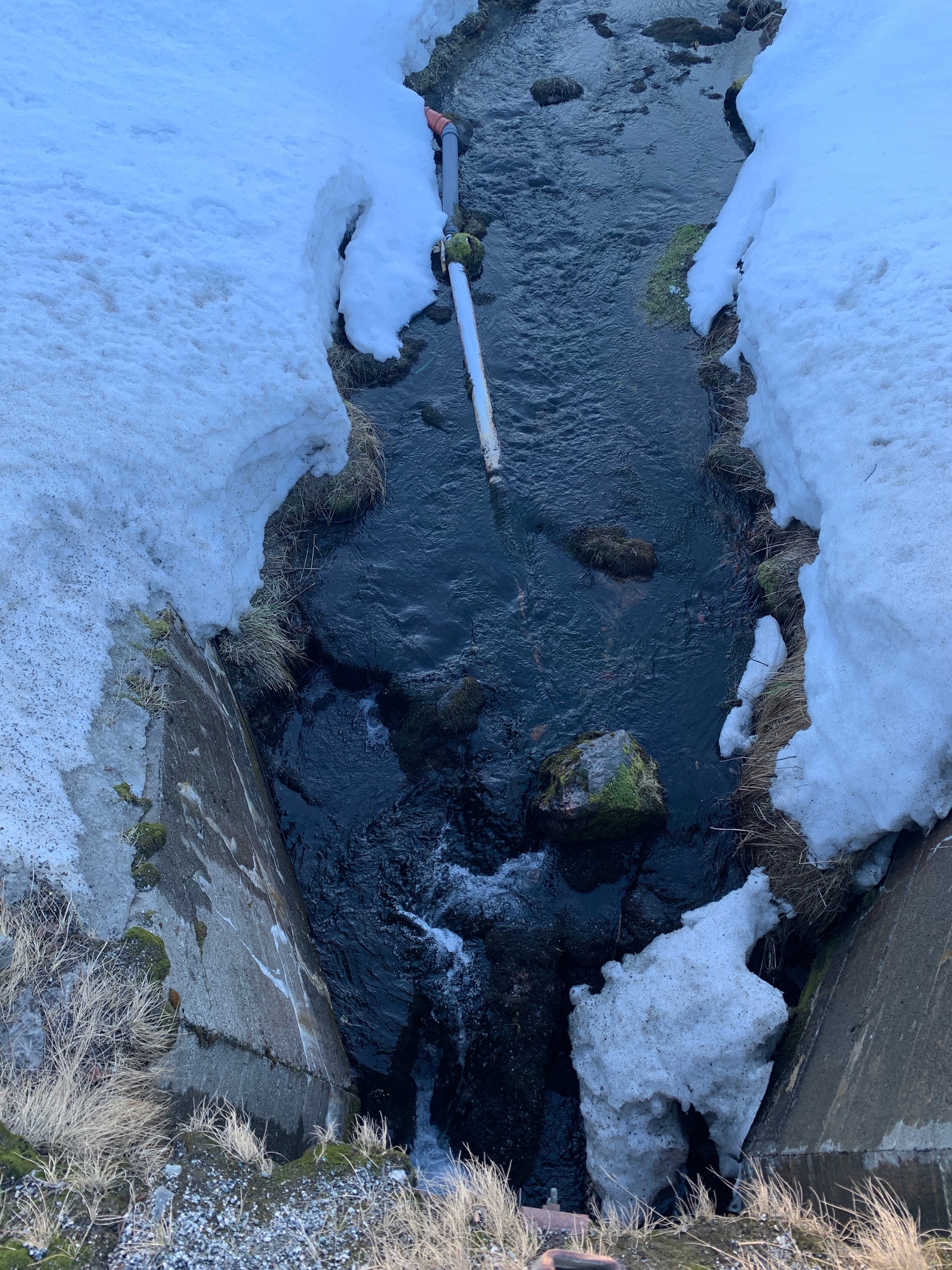 Kloakkrør fra huset og ned i bekken, og under RV94 Galleribilde