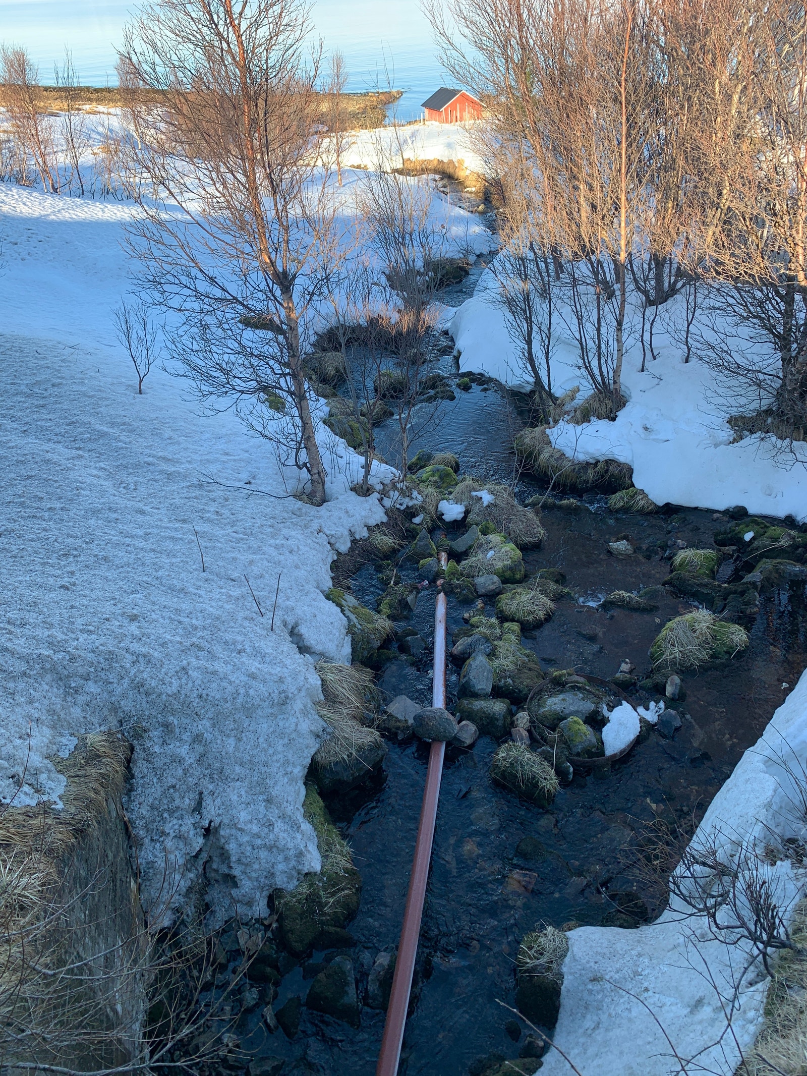 Kloakkrør fra huset og ned i bekken og videre mot havet Galleribilde