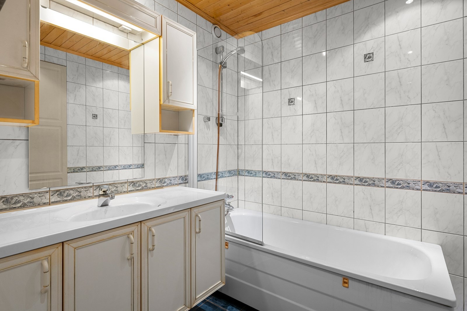 Baderommet er målt til 3.5 m² og med avtrekk tilknyttet balansert ventilasjon. Galleribilde