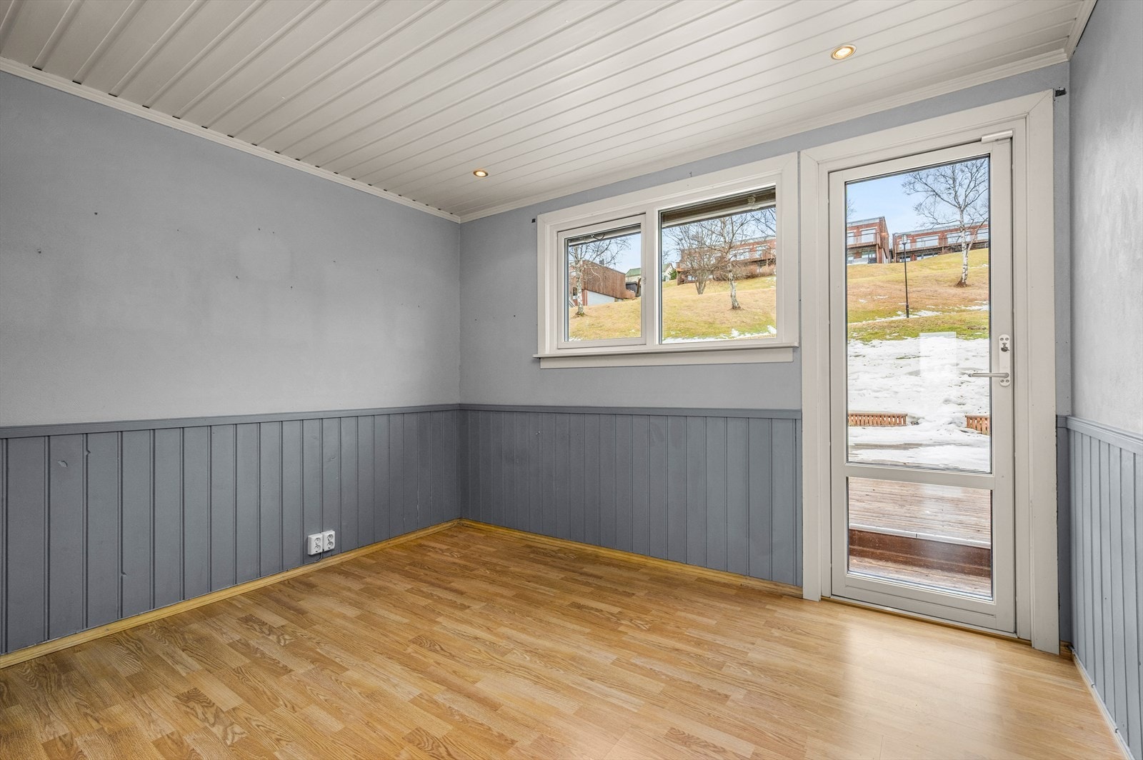 Soverommet i hovedetasjen er målt til 9 m² og har god plass til både dobbeltseng og garderobeløsning. Direkte utgang til sørvendt terrasse. Galleribilde