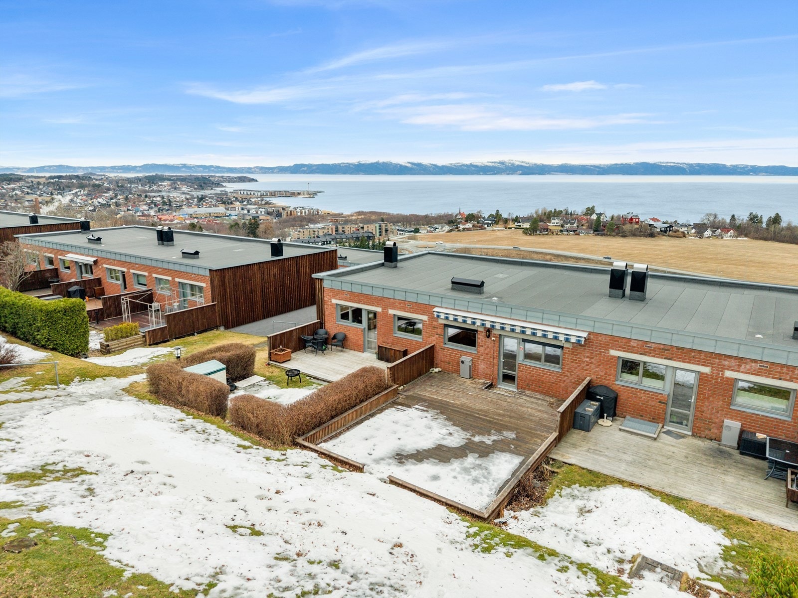 Velkommen til Ranheimshøgda 11C - Et innbydende rekkehus i renovert borettslag med vedfyring og panorama ut mot fjorden! Galleribilde