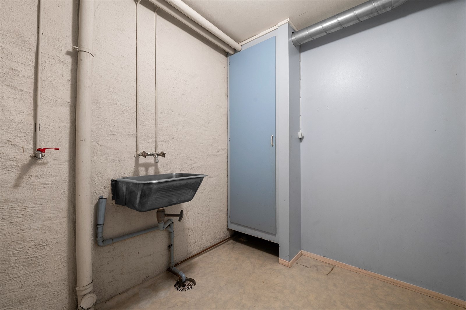 Vaskerommet er utstyrt med opplegg for vaskemaskin, skyllekum og ventilasjonsaggregatet som er plassert i dette rommet. Rommet er målt til 6 m². Galleribilde