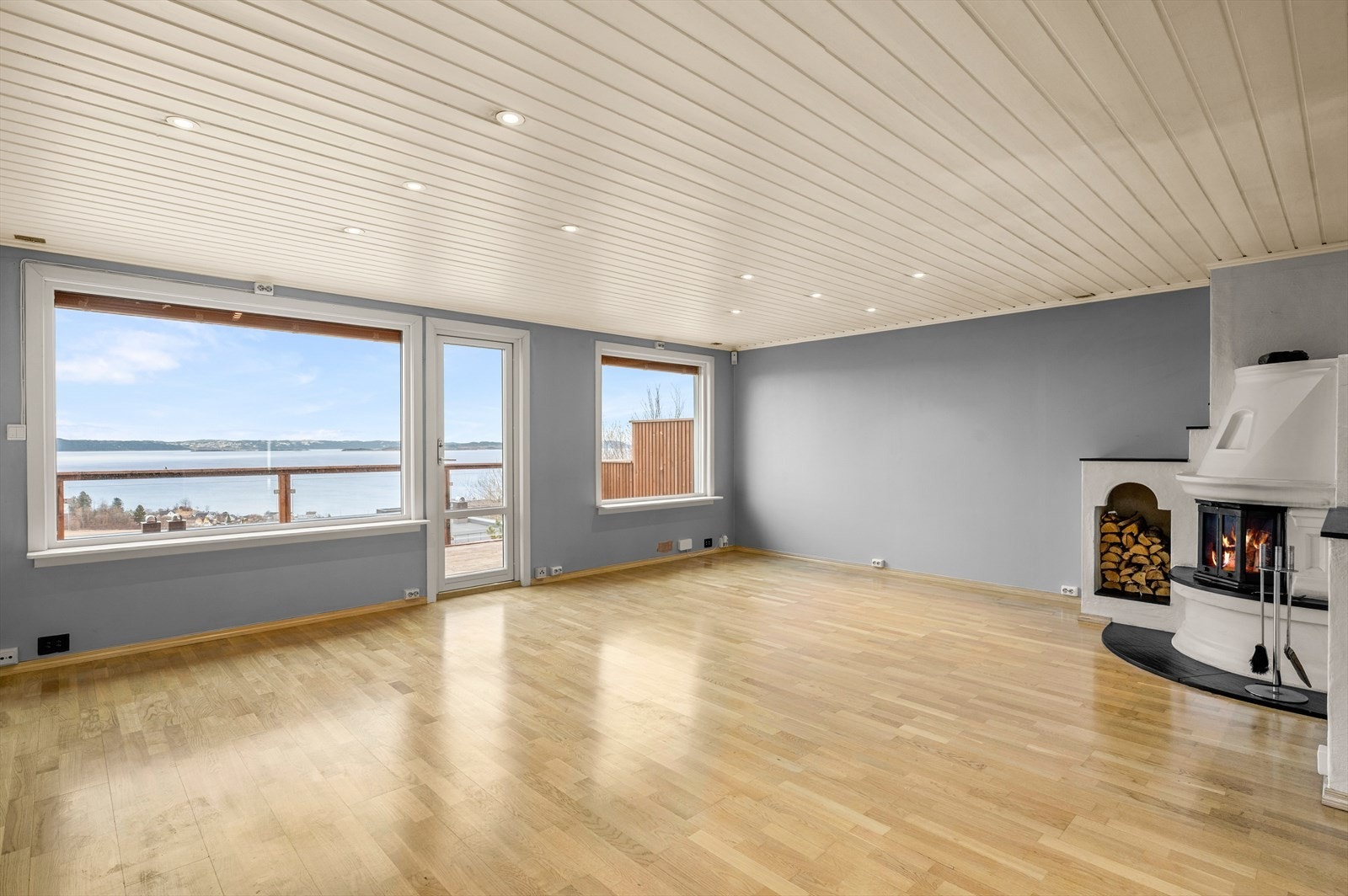 Fra stuen har du også direkte utgang til balkong med fantastiske utsiktsforhold. Galleribilde
