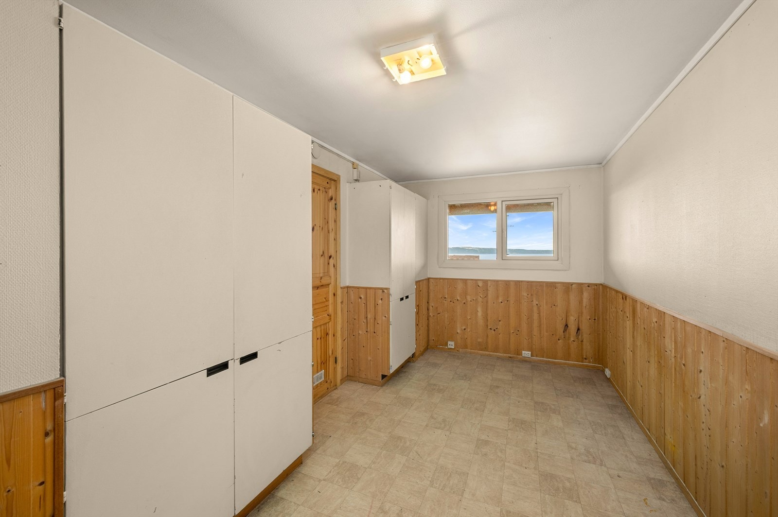 Hovedsoverommet måler 12 m² med god plass til dobbeltseng, garderobeløsning og skrivebord. Galleribilde