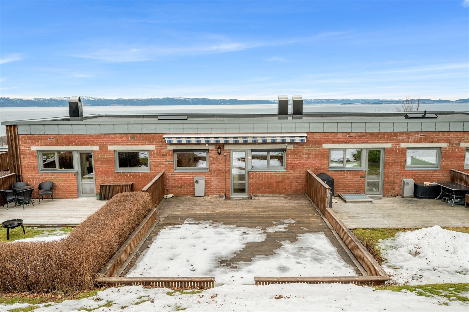 Fasade, tak, vinduer, boder, og garasjer ble rehabilitert i årene 2015-2018. Galleribilde
