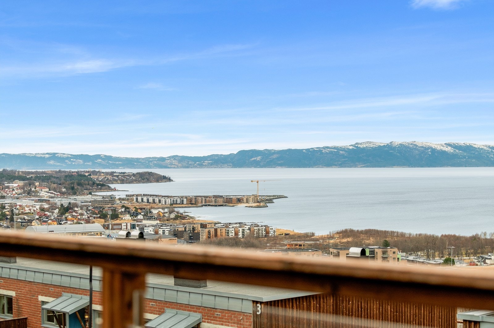 Boligen har tre uteplasser hvor du kan både nyte fantastiske solforhold og en nydelig panorama over Trondheimsfjorden og Fosenalpene. Galleribilde