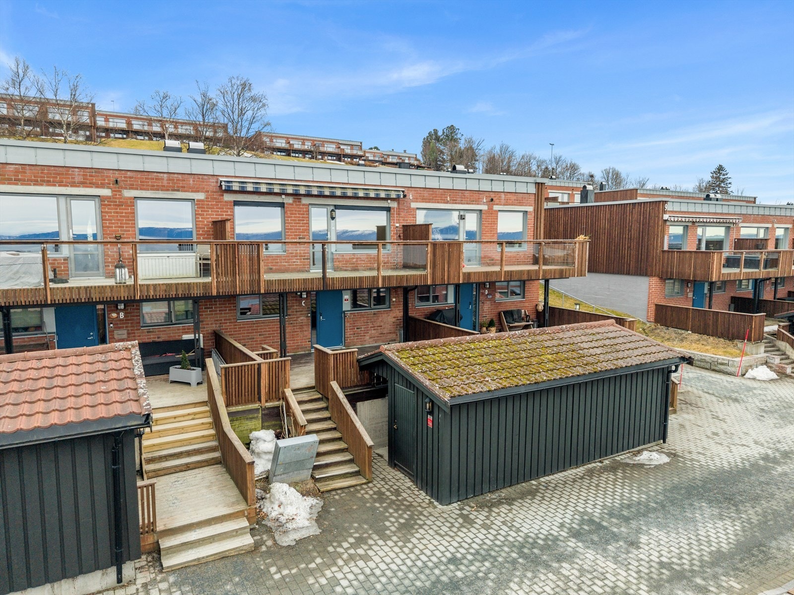 Området beskrives som særs barnevennlig uten gjennomgangstrafikk. I forbindelse med rehabiliteringen fikk eiendommen nye utomhusområder, steinbelagte internveier, lekeplass, og belysning. Galleribilde