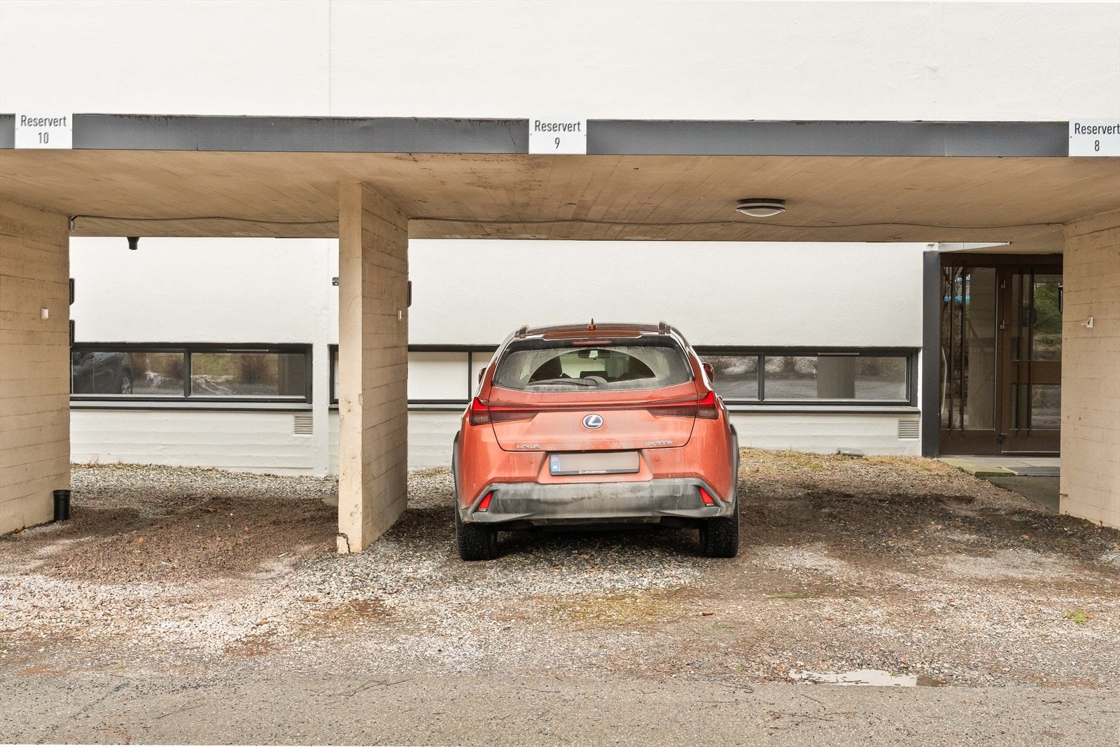 Det medfølger ikke parkeringsplass, men selger leier carport for kr 500 pr måned. Kjøper må selv kontakte styret for leie av parkering/carport etter annsinitet. Galleribilde
