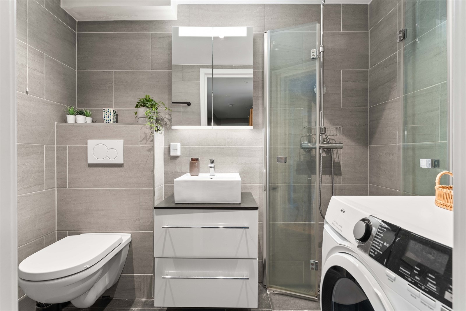 Badet er delikat og lekkert med fine fliser på gulv og vegger. Galleribilde