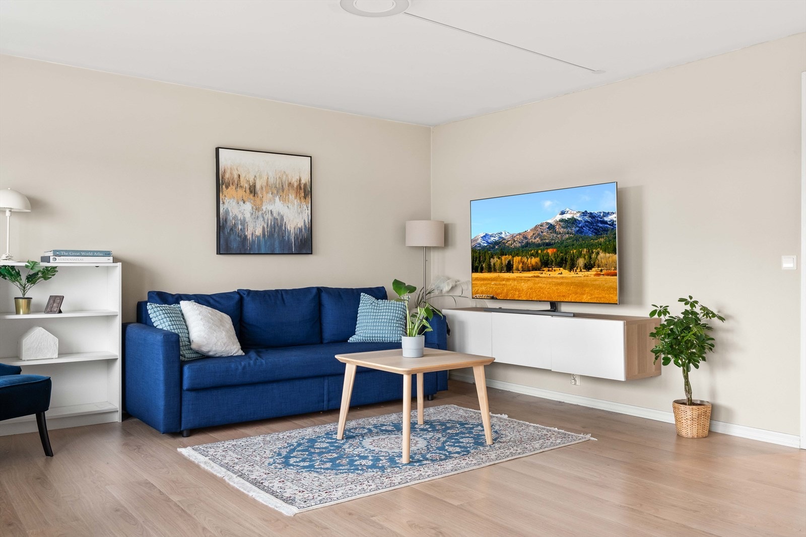 Stuen gir god møbleringsfrihet, og har plass til en hyggelig sofa- og TV-avdeling. Galleribilde