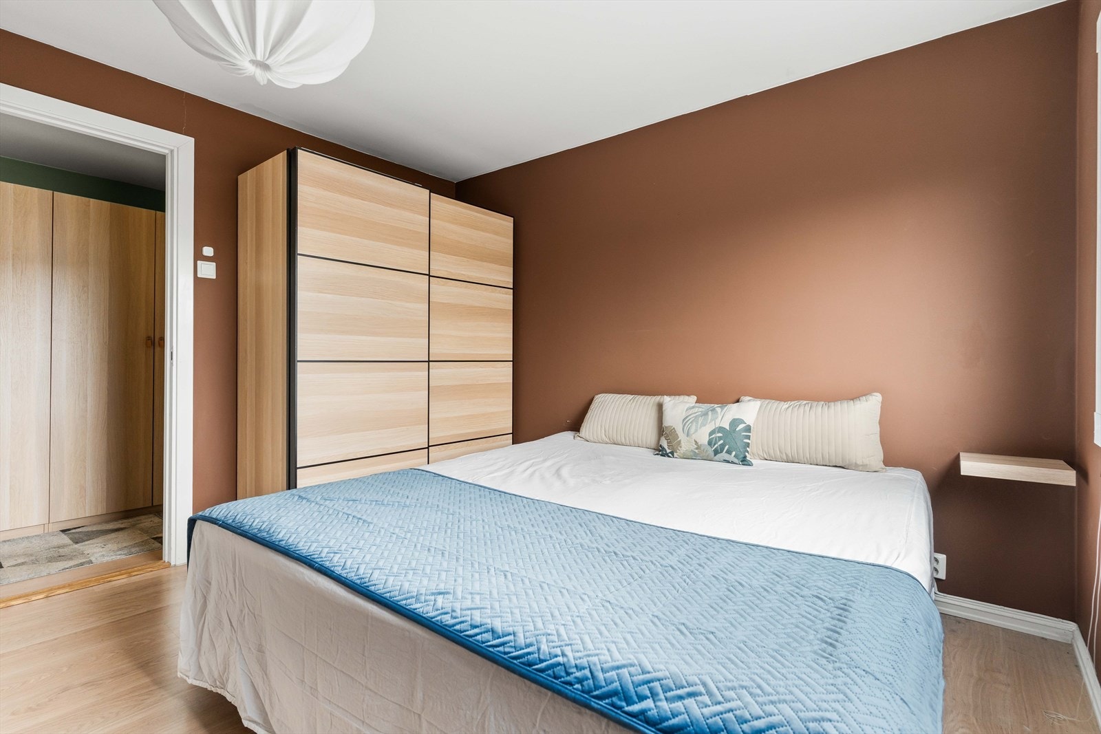 Det er god plass til en dobbeltseng med tilhørende nattbord, og det er montert en romslig skyvedørsgarderobe. Galleribilde