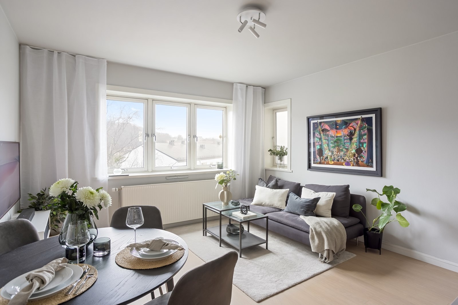 Stuen oppleves som luftig, hvor det er god plass til både en komfortabel sofagruppe og et romslig spisebord. Perfekt for både hverdagskos og hyggelige sammenkomster. Galleribilde