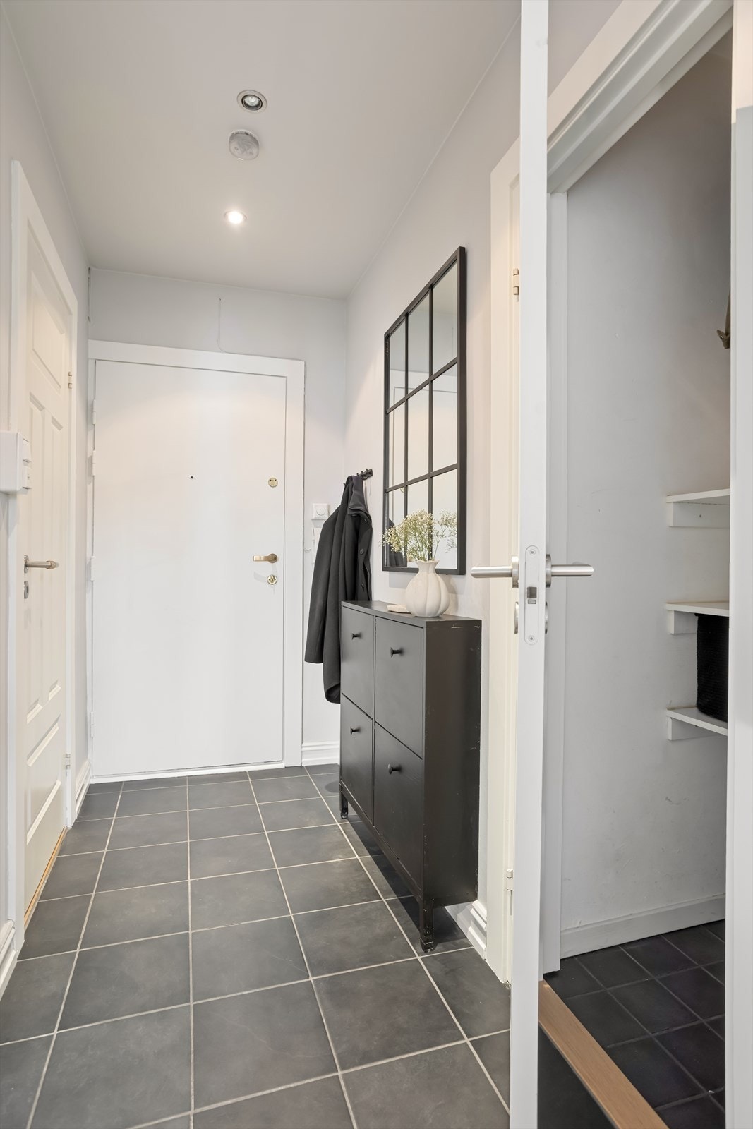 Innbydende entré med praktisk innvendig bod. Galleribilde