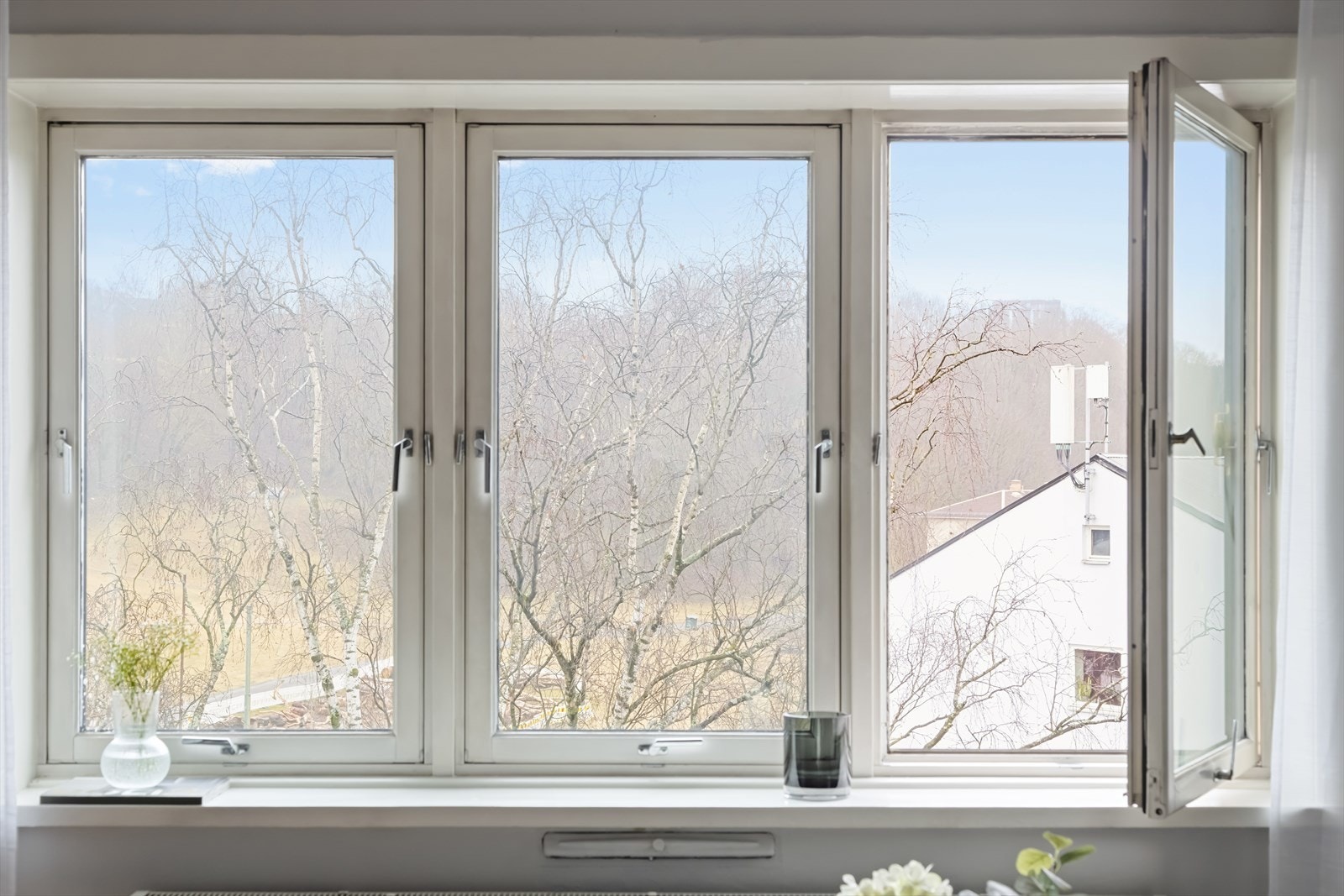 Store vindusflater slipper inn rikelig med naturlig lys og gir rommet en varm og behagelig følelse gjennom hele dagen. Her er det lett å trives! Galleribilde