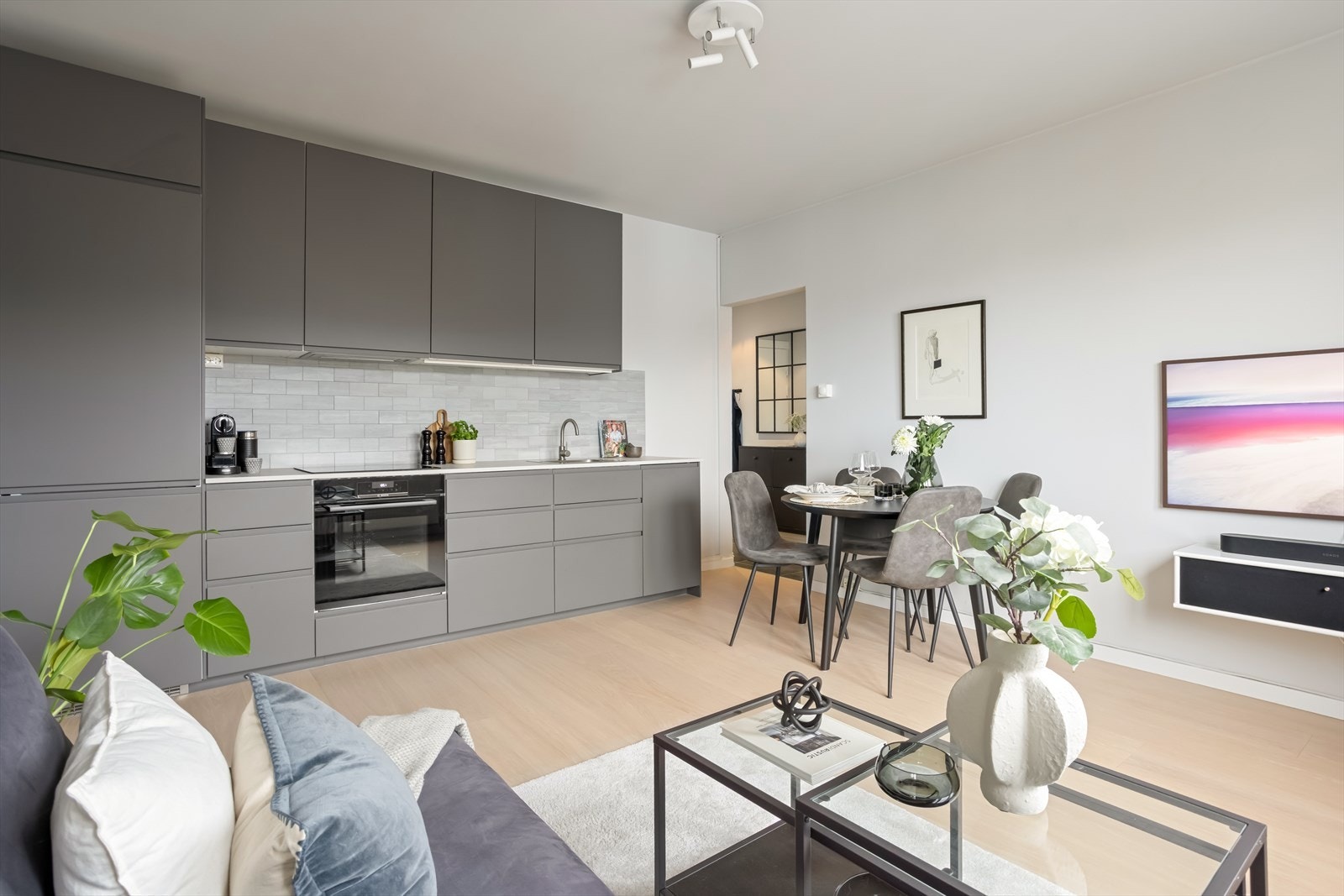 Den åpne kjøkkenløsningen skaper en sosial og moderne atmosfære, hvor sonene glir sømløst over i hverandre. Galleribilde