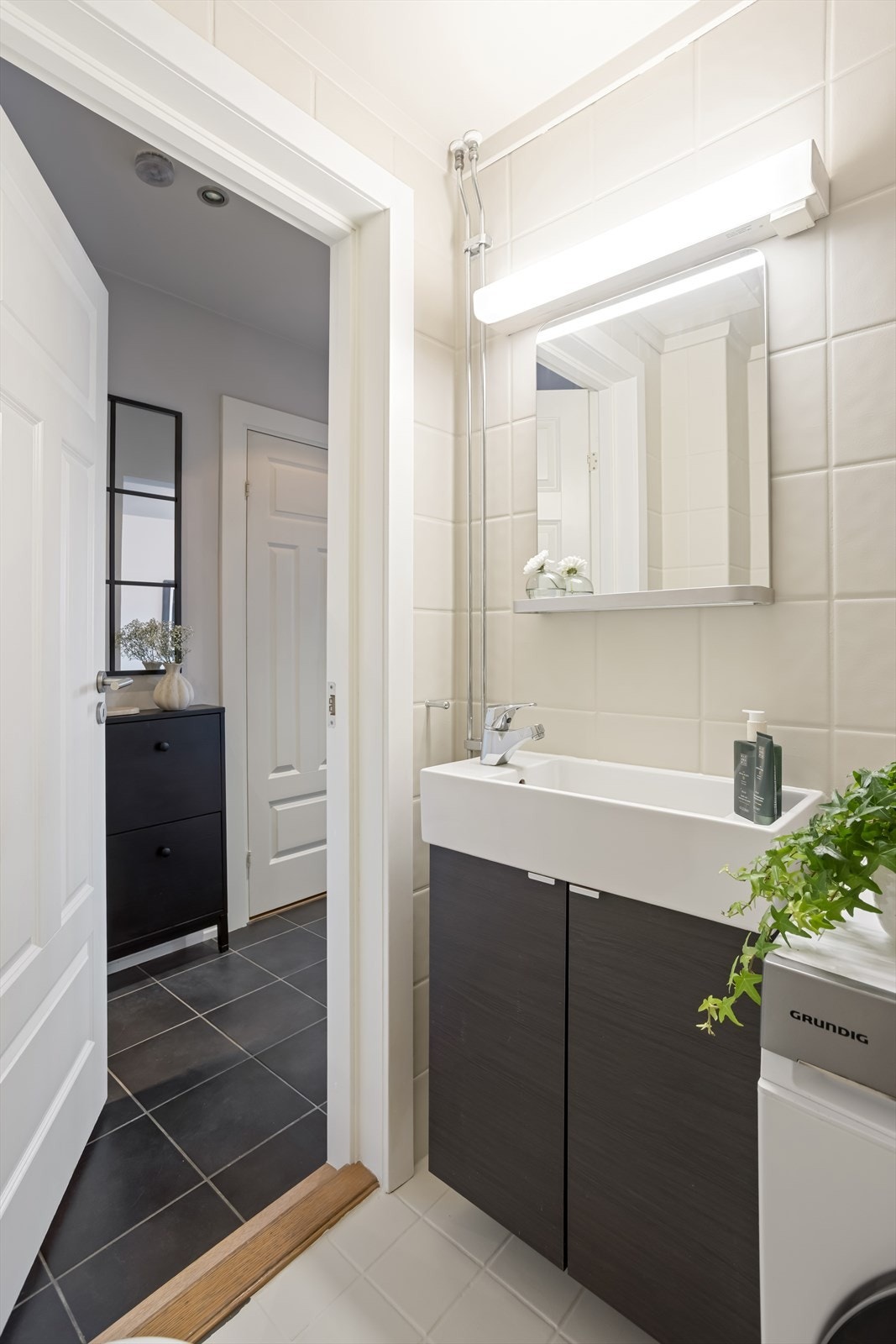 Baderommet har god plass til oppbevaring. I tillegg til opplegg for vaskemaskin. Galleribilde