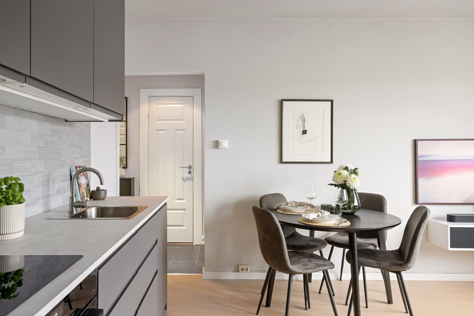 Her får du gode oppbevaringsmuligheter og gjennomtenkte løsninger som gir et kjøkken som kombinerer design og funksjonalitet. Perfekt for deg som liker å lage mat og verdsetter orden og kvalitet. Galleribilde