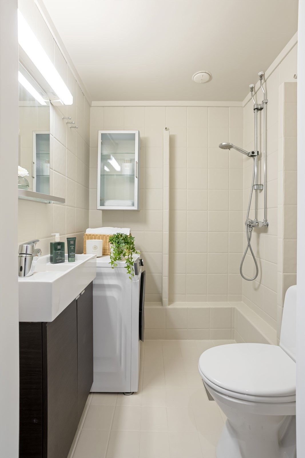 Lyst og delikat bad i regi av borettslaget i 2001. Badet ble i 2026 malt med våtromsmaling. Galleribilde