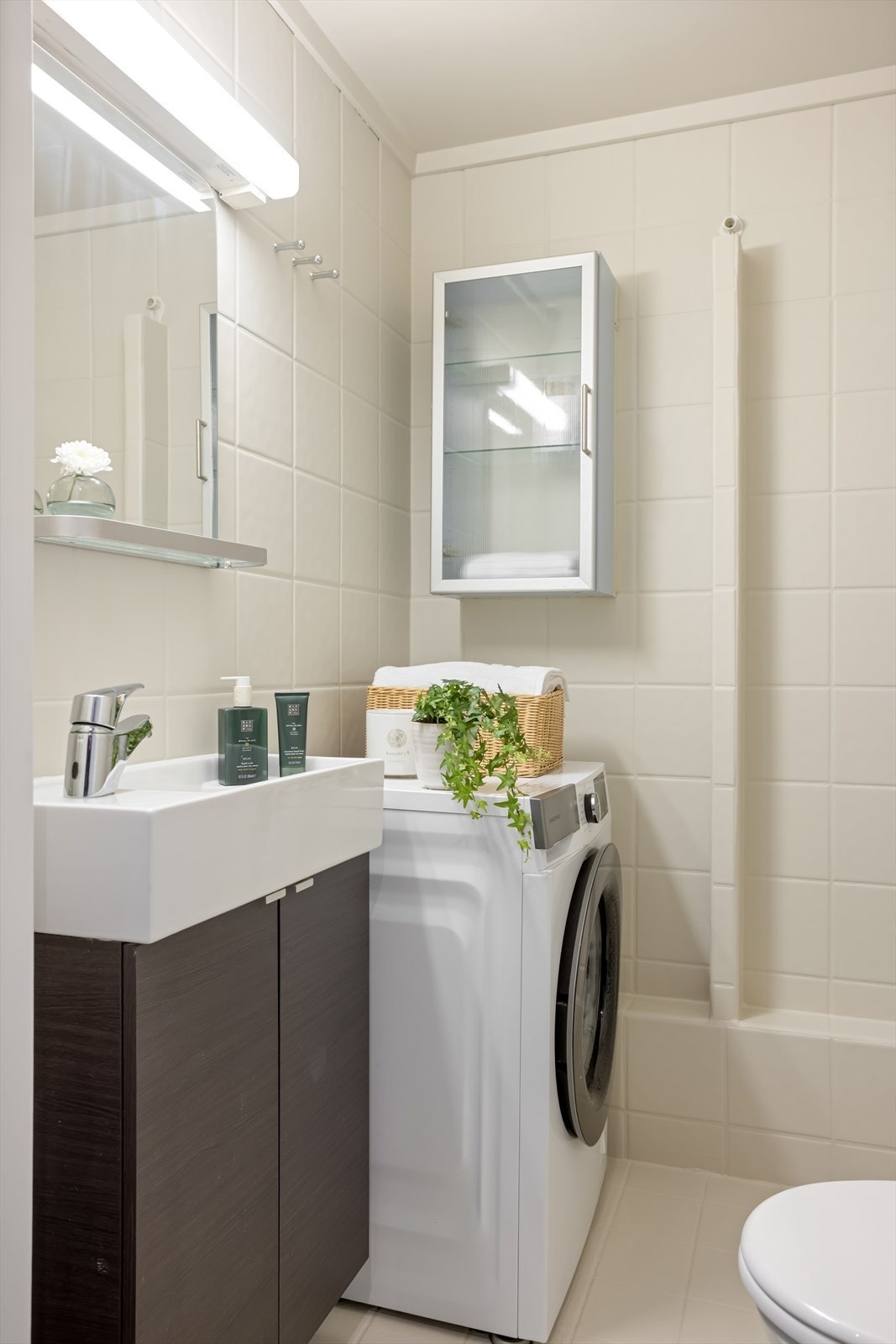 Badet har gulvvarme for ekstra komfort, dusjhjørne, samt opplegg for vaskemaskin. Galleribilde