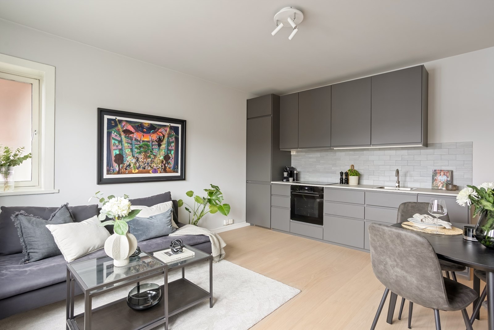 Flott og praktisk kjøkken fra 2023 med integrerte hvitevarer som platetopp, stekeovn, oppvaskmaskin og kjøl/frys. Galleribilde