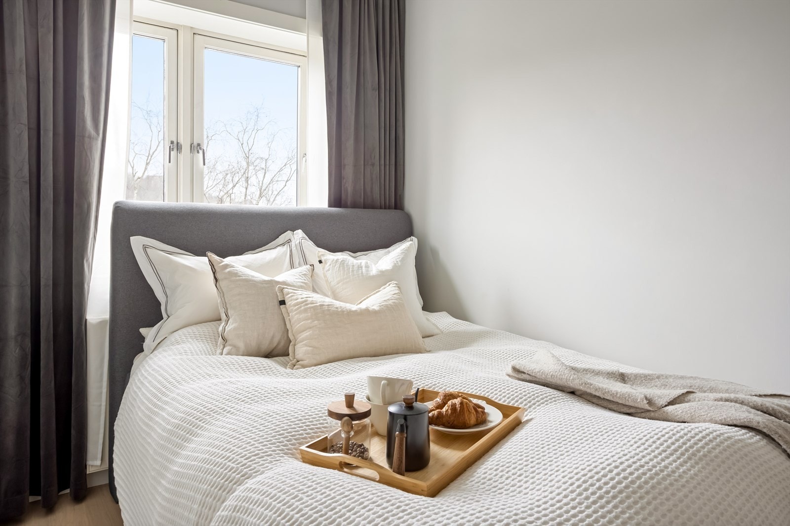 Det store vinduet slipper inn rikelig med naturlig lys og skaper en behagelig atmosfære. Galleribilde