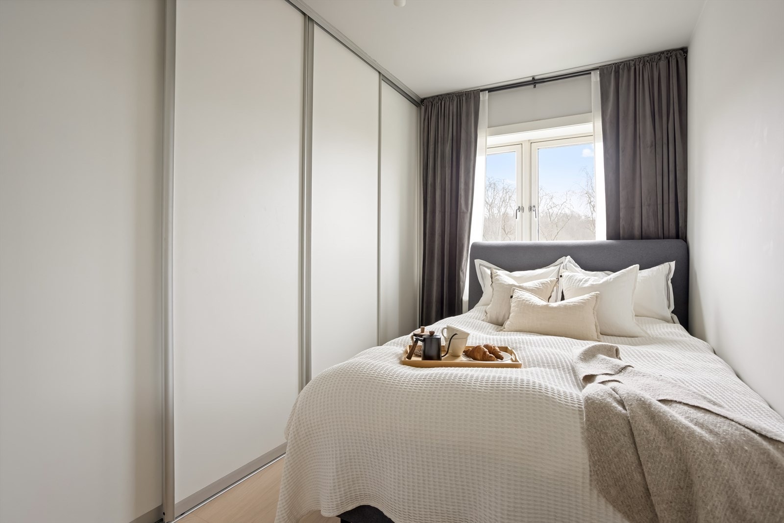 Leiligheten har et flott soverom som utmerker seg som både pent og romslig, med god plass til dobbeltseng og garderobe. Galleribilde