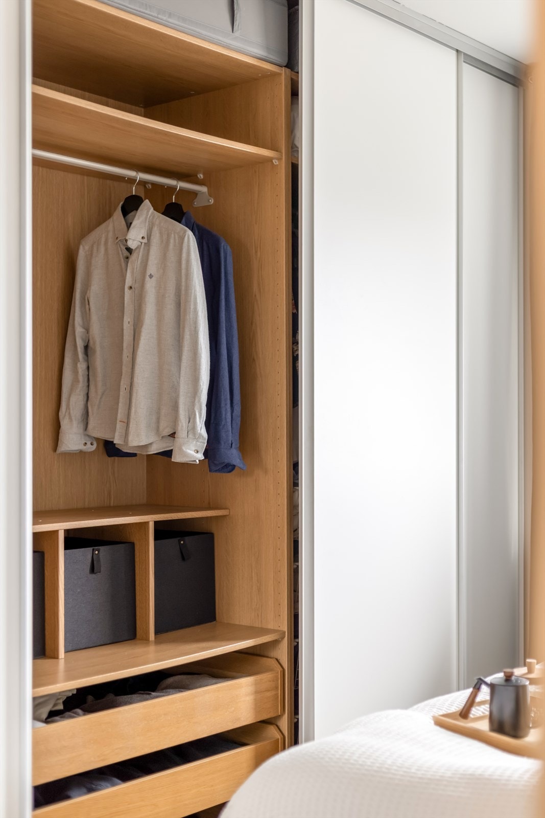 Stor medfølgende garderobe med god plass til klær. Galleribilde