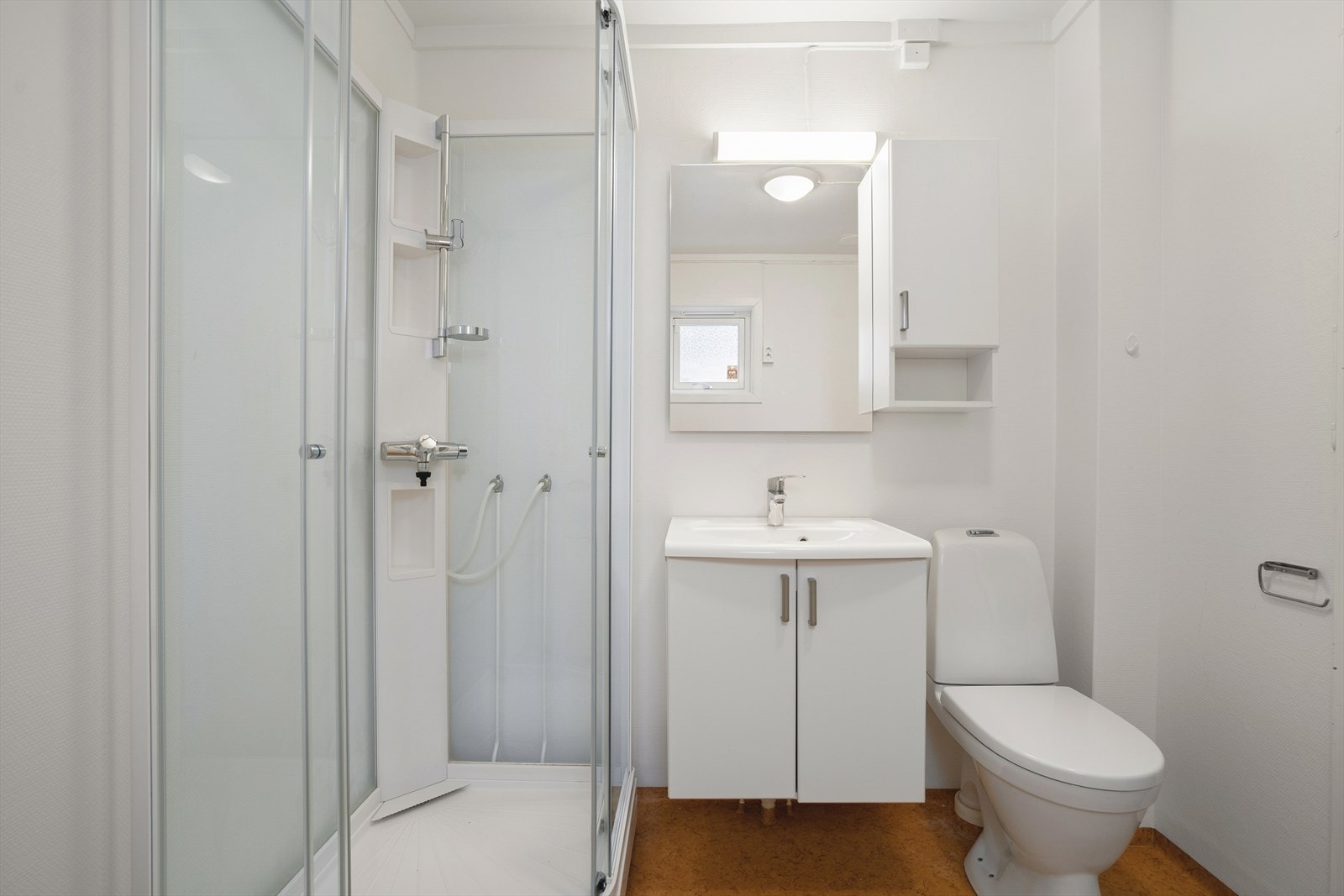 Badet har våtromstapet/belegg på veggene, vinylbelegg på gulv og malt tak. Galleribilde