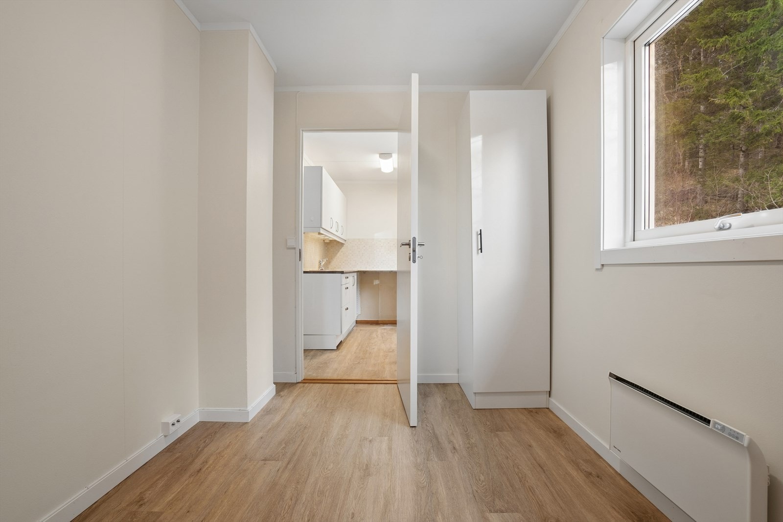 Soverommet er lyst og trivelig med plass til seng og er klesskap for oppbevaring Galleribilde