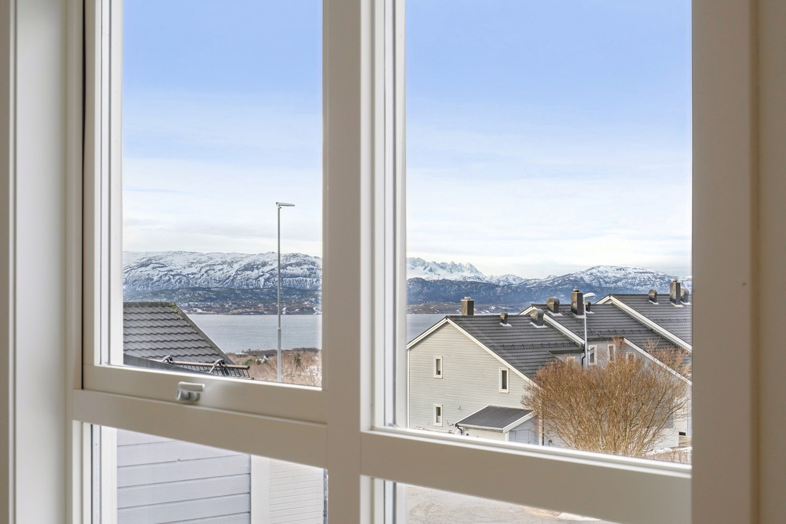 Flott utsikt fra stuevinduet Galleribilde