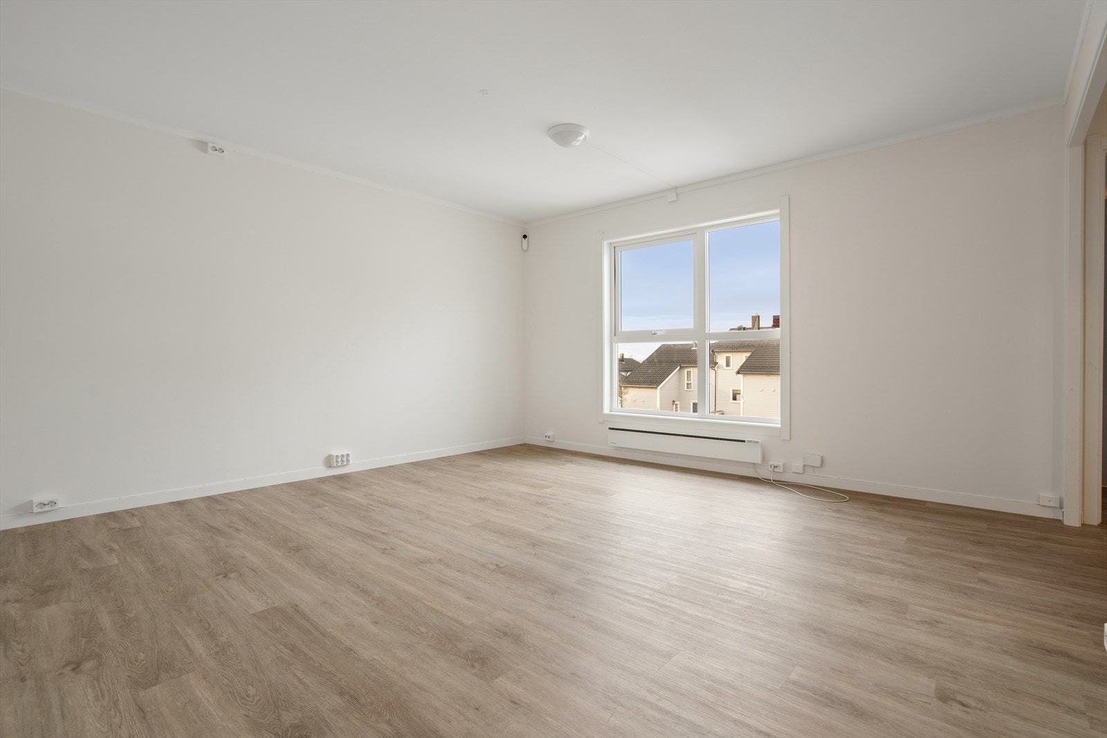 Rommet har fleskisble møbleringsmuligheter som gjør det enkelt å tilpasse møbleringen etter behov og stil, enten man ønsker en klassisk sofagruppe, en kombinert stue- og spiseløsning, eller mer kreative innredningsvalg Galleribilde