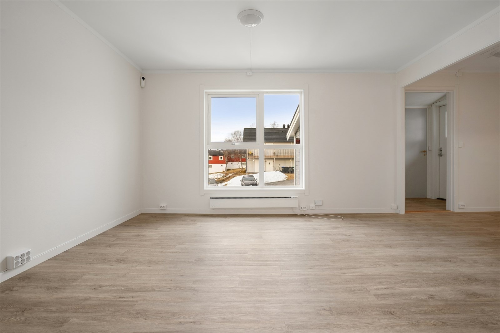 Stuen fremstår som et lyst og romslig oppholdsrom med en behagelig og innbydende atmosfære. Lyse farger på vegger og overflater bidrar til å forsterke romfølelsen, mens vinduet slipper inn rikelig med naturlig lys som gir en luftig og åpen atmosfære Galleribilde