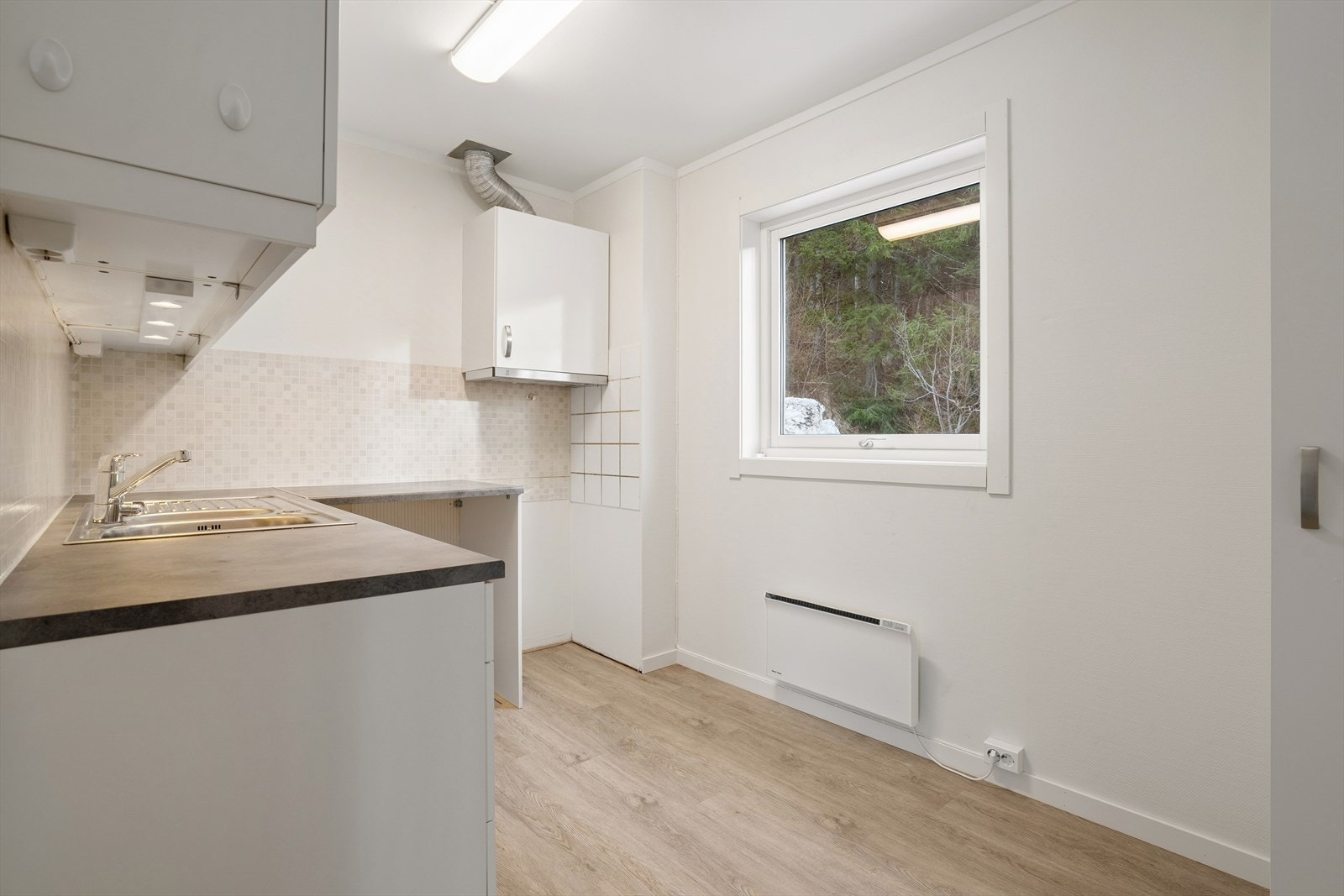 Kjøkkenventilator med avtrekk ut. Galleribilde