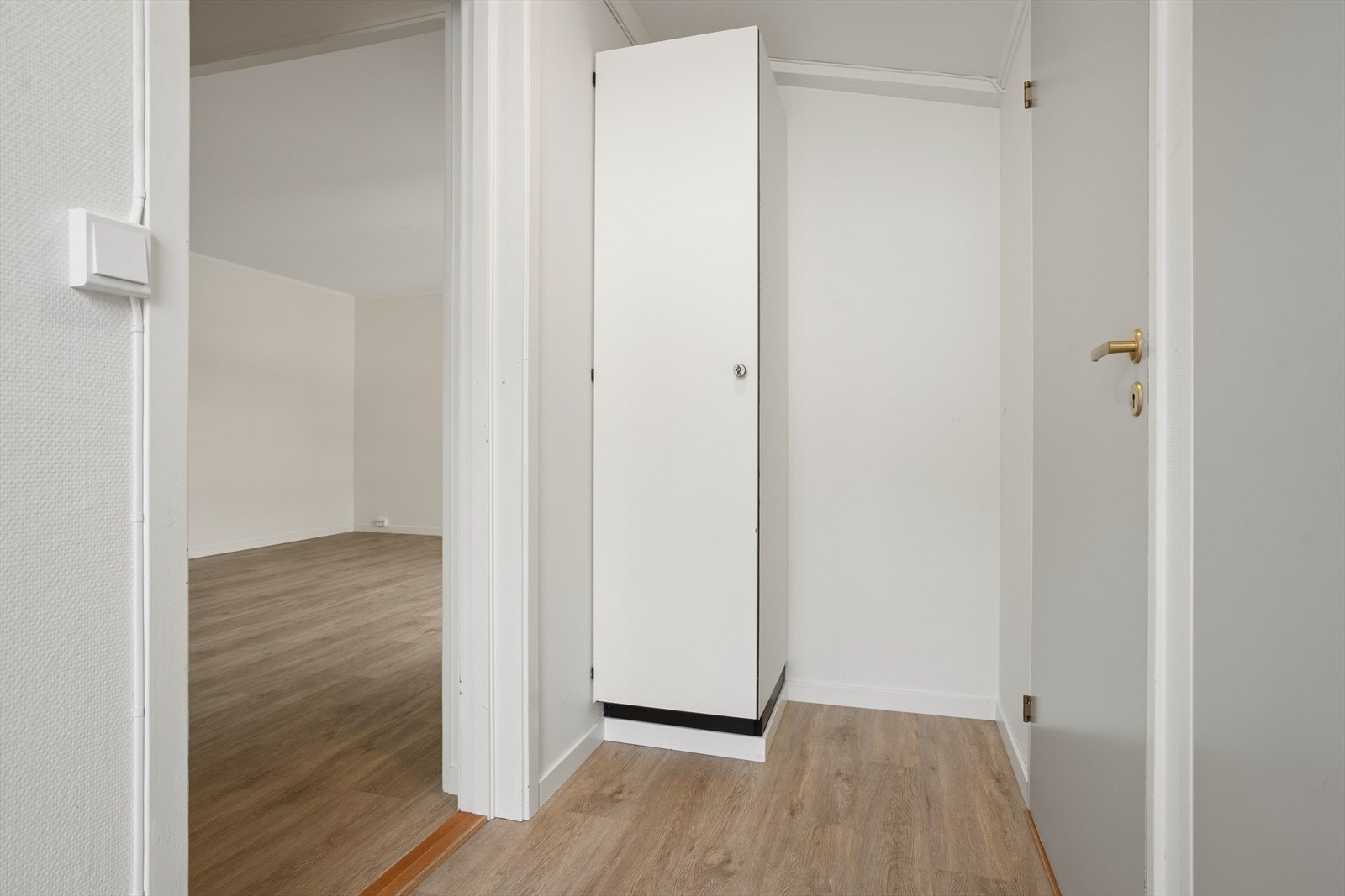 Her ønskes man velkommen inn i entré med plass til å henge fra seg yttertøyet Galleribilde