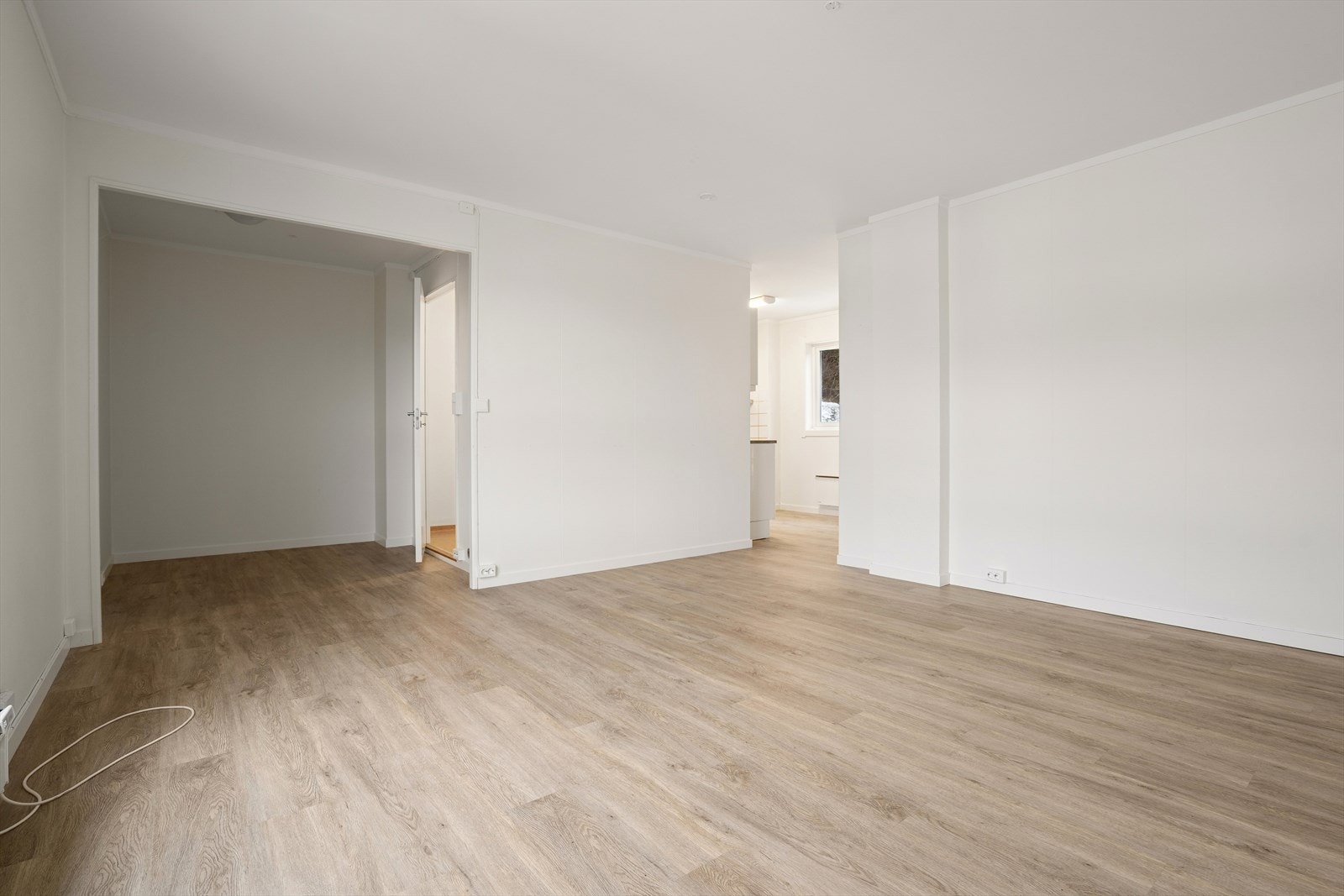 Videre fra stuen kommer man til kjøkkenet og soverommet Galleribilde