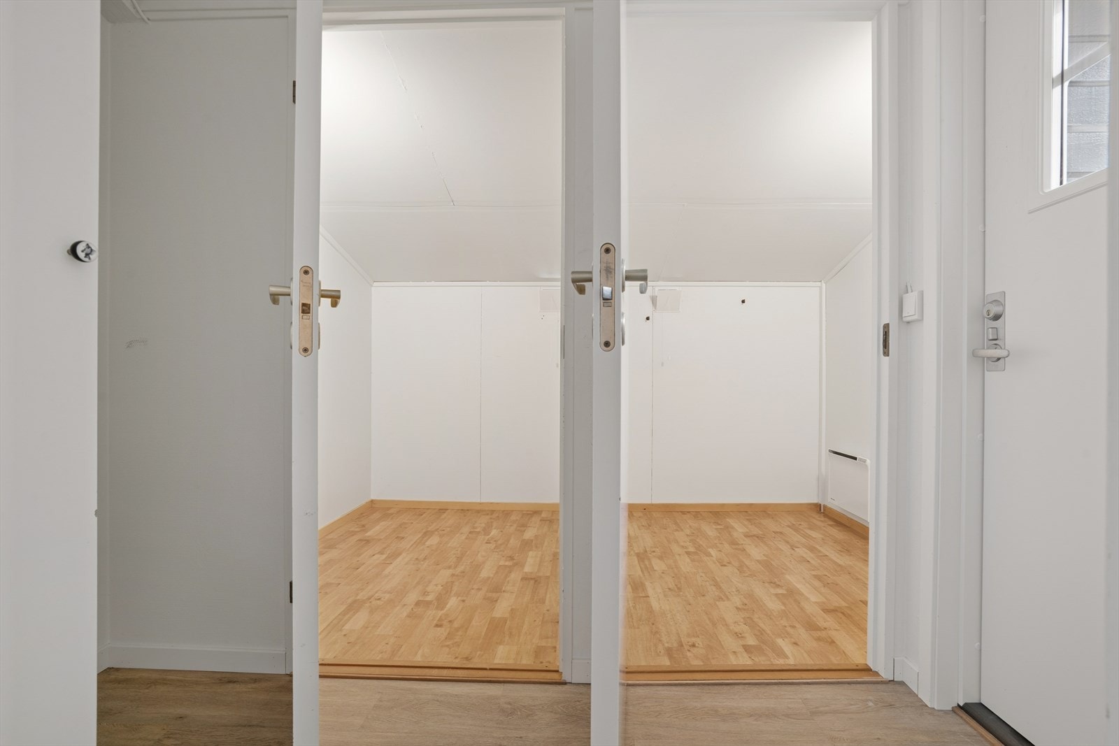 Bodene i entréen er romslige og byr på gode oppbevaringsmuligheter Galleribilde