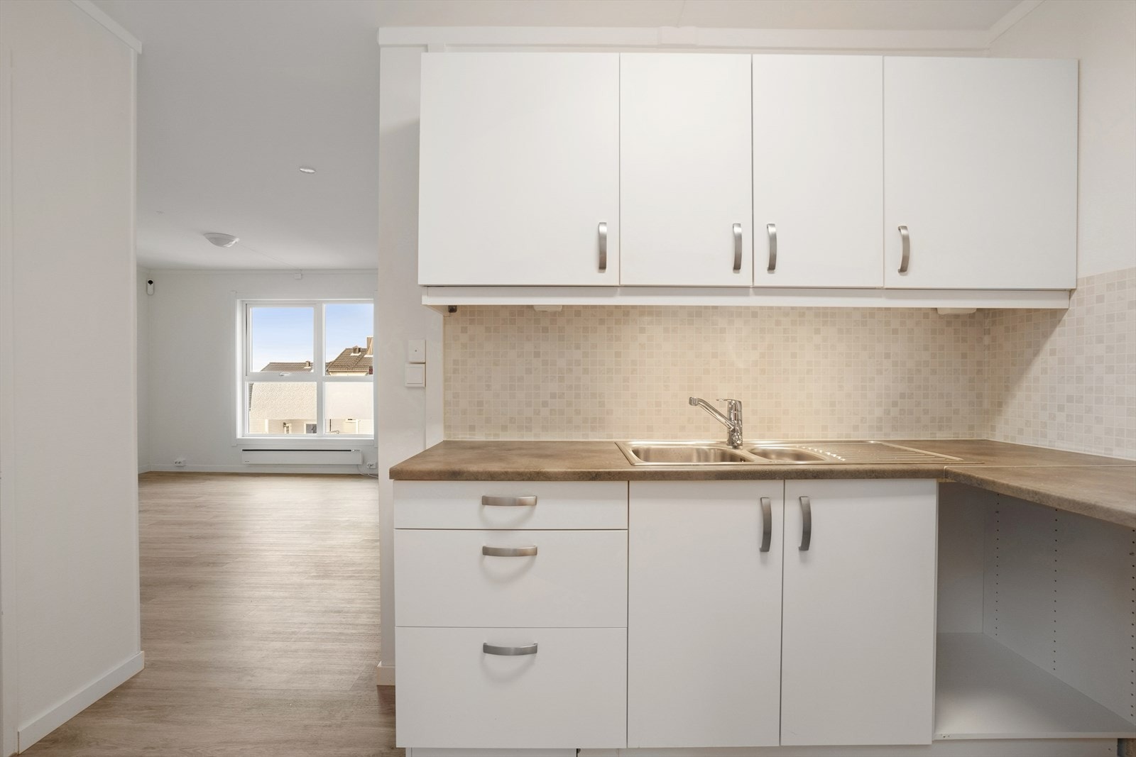 Godt utbygget med skap og benkeplass. Galleribilde