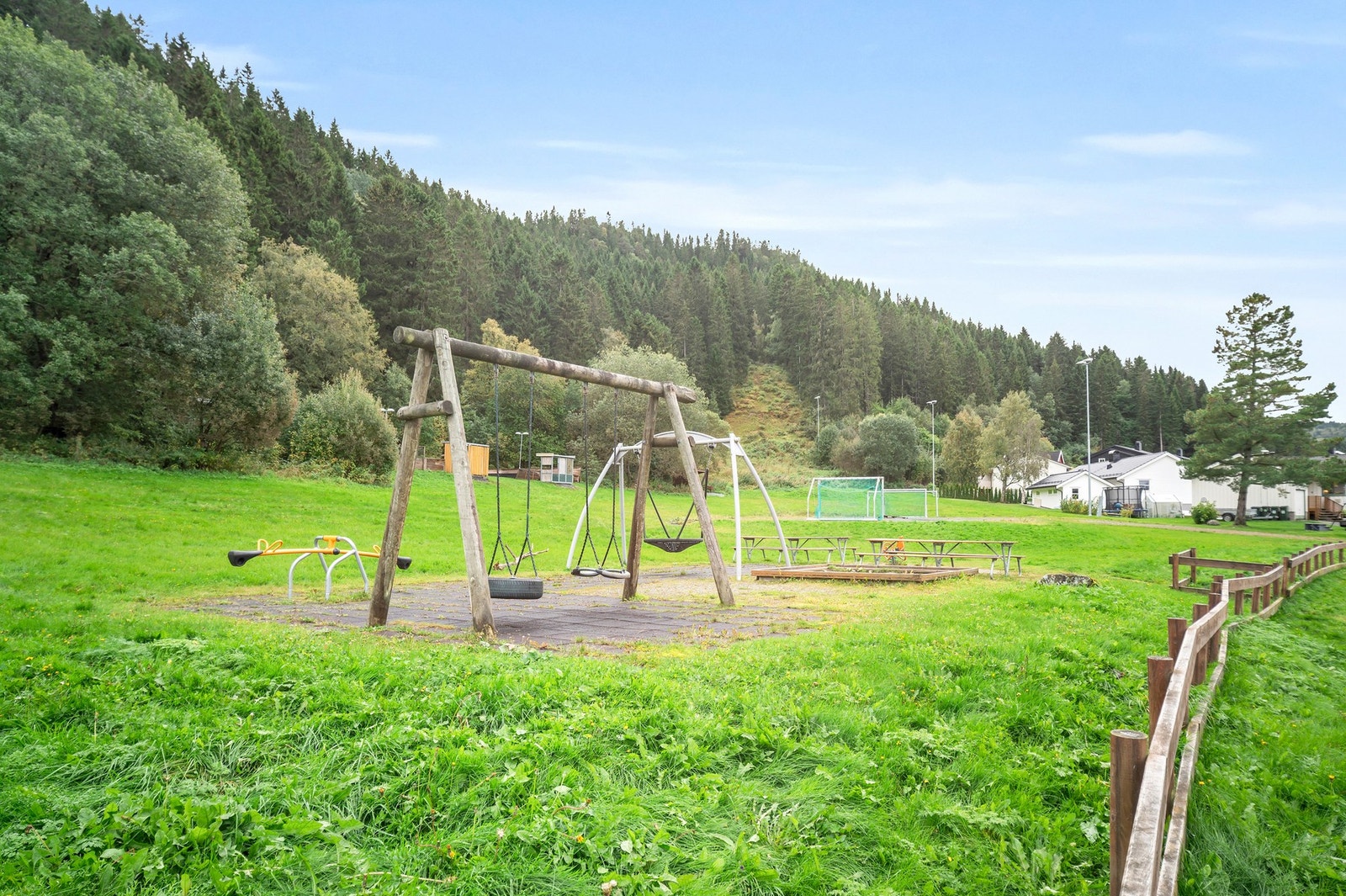 Eiendommen grenser til et stort LNF-område som har lekeplass, fotballbane, gapahuk og akebakke på vinteren. Galleribilde