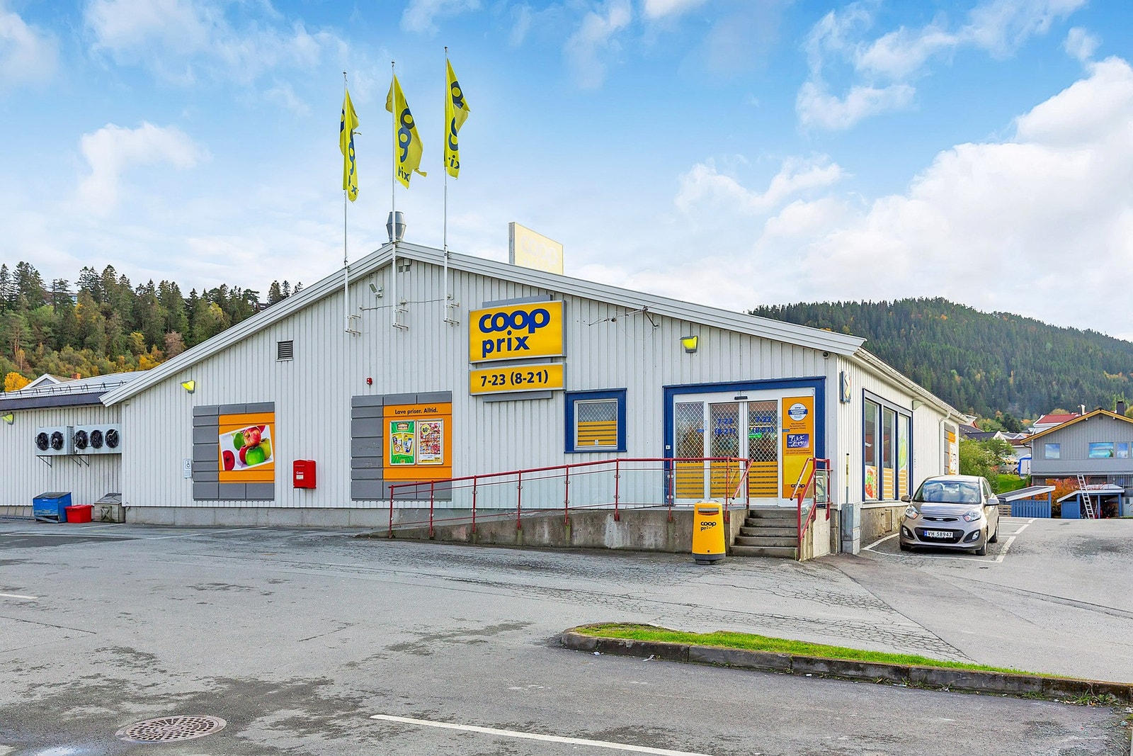 Nærbutikken - Coop Prix befinner seg i gangavstand (ca. 750 meter unna eiendommen). Galleribilde