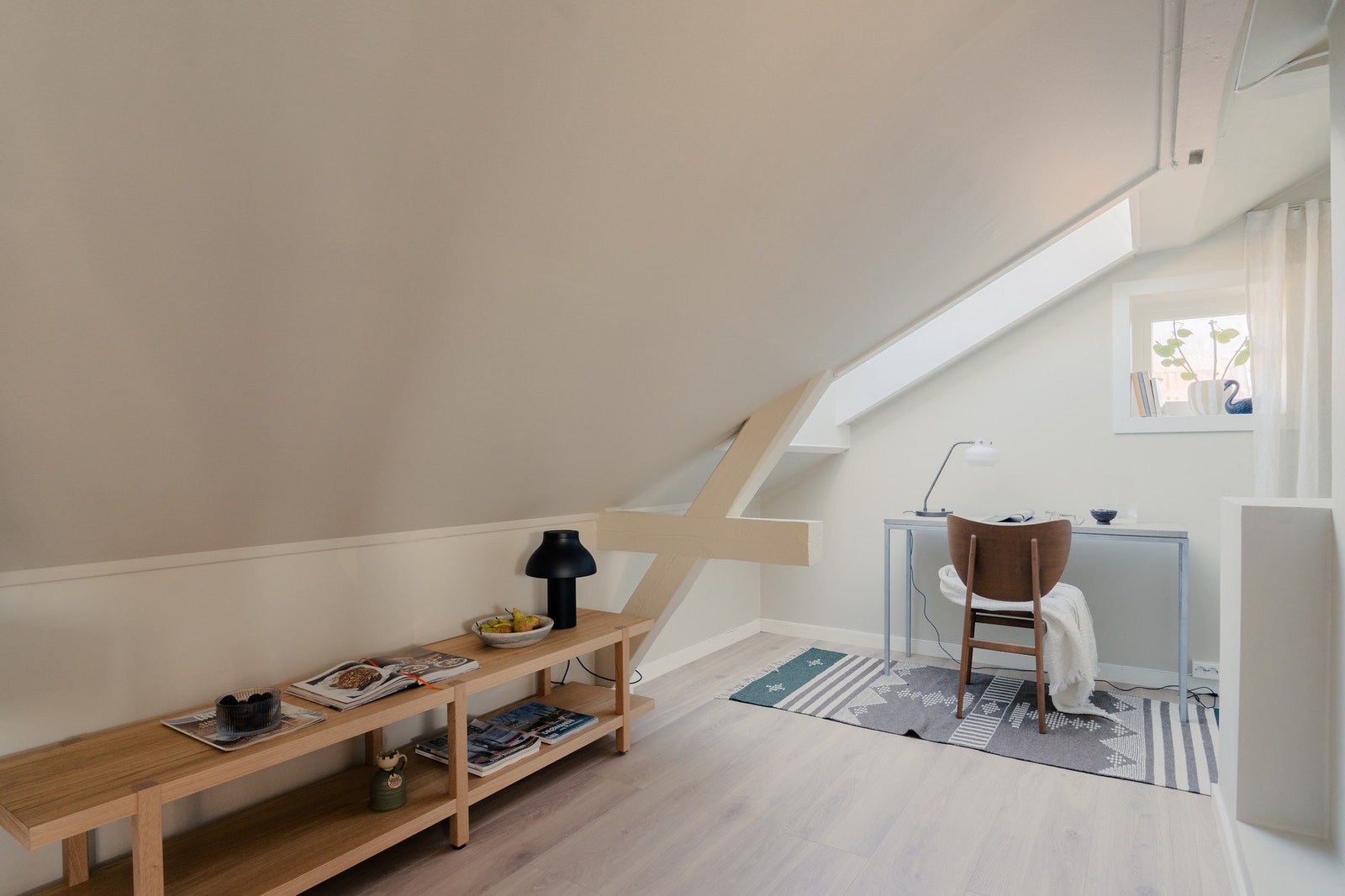 Hjemmekontorløsning i enden av stuen. Her kan du også sette opp en lettvegg for å få et fjerde soverom. Galleribilde