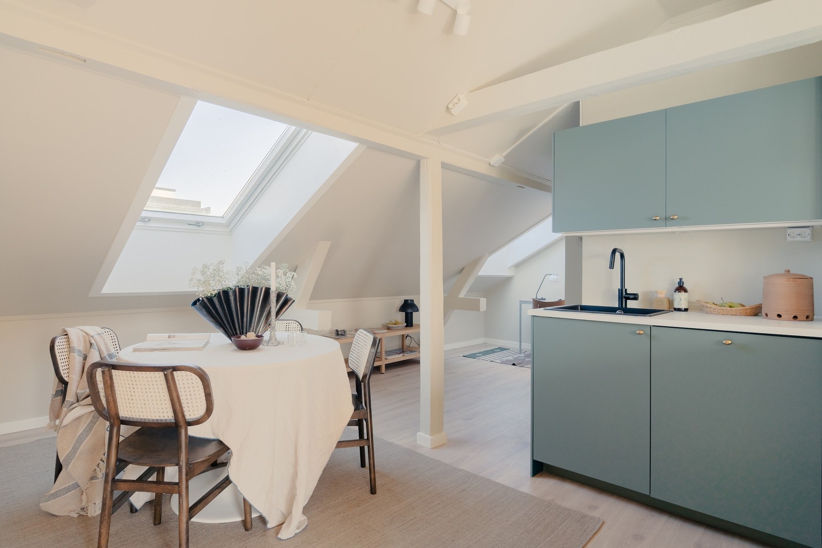 Store vindusflater slipper inn rikelig med dagslys, og gir et behagelig rommiljø gjennom hele dagen. Galleribilde