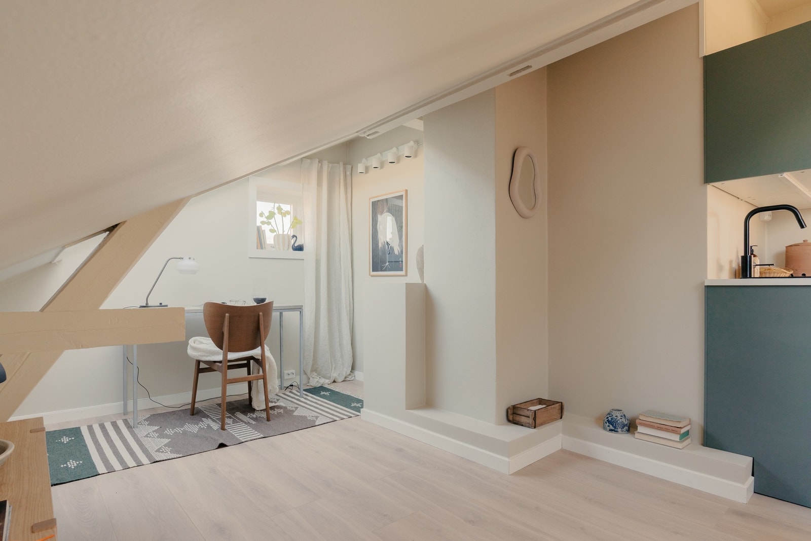 Skrivebordet finner sin naturlige plass i hjørnet. Galleribilde